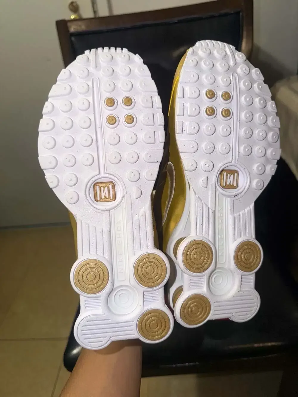 Nike Shox R4 GS Metallic Gold White 4.5Y/6W CW2626 700